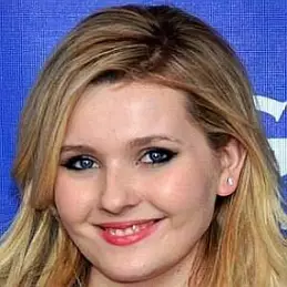 Abigail Breslin Net Worth 2026: Money, Salary, Bio | CelebsMoney